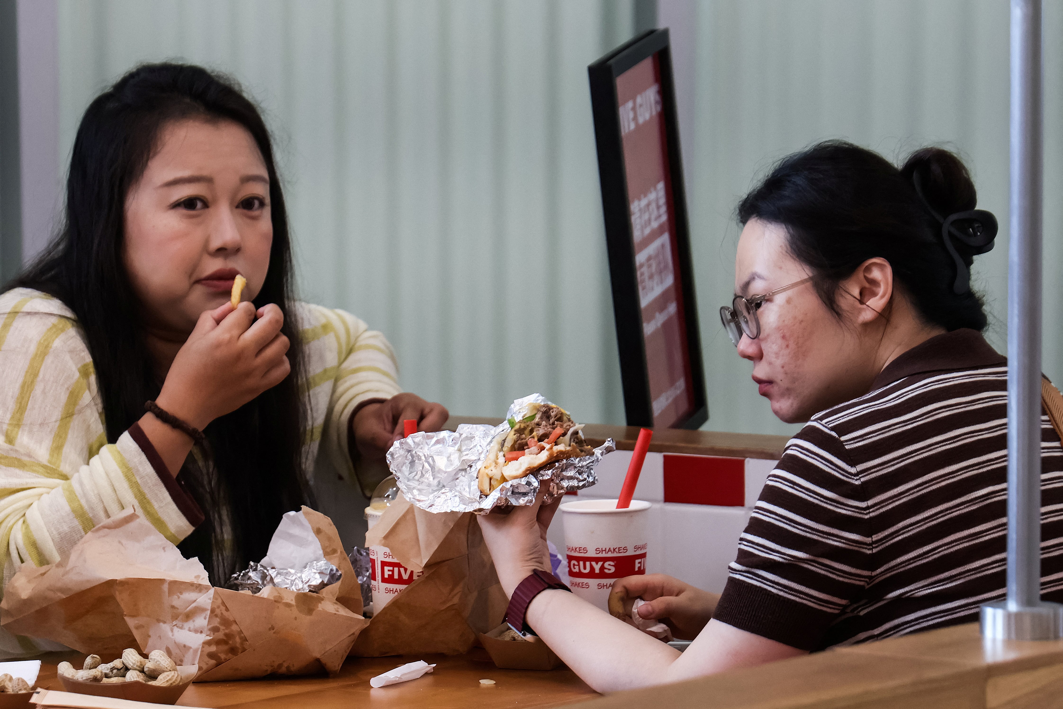 La hamburguesa triunfa en China y las marcas locales se reinventan para plantar cara a  McDonald’s y Burger King