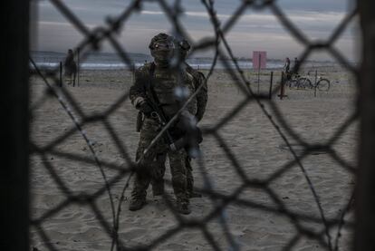 Um soldado norte-americano vigia a cerca que divide Tijuana de San Diego.