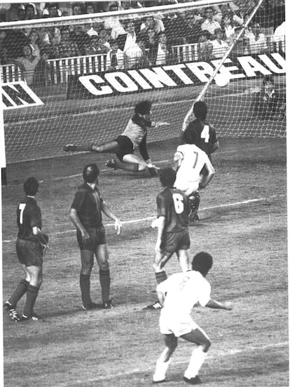 El gol de falta de Solsona en el Barça-Valencia (0-3) de 1980. EL MUNDO DEPORTIVO