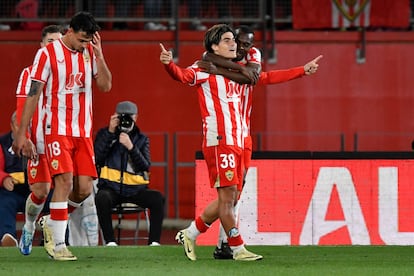 Luka Romero celebra con sus compañeros el segundo gol que le marcó al Atlético (2-2).