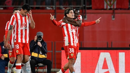 Luka Romero celebra con sus compañeros el segundo gol que le marcó al Atlético (2-2).