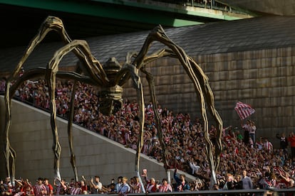 Seguidores del equipo siguen las celebraciones desde el Museo Guggenheim.