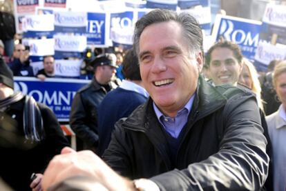 El candidato principal en las primarias del Partido Republicano, Mitt Romney, saluda a sus simpatizantes ayer en New Hampshire.