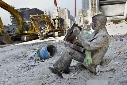 La estatua de un hombre entre los escombros al pie de las ruinas de las Torres Gemelas tras su derrumbe, dos días después de los hechos.