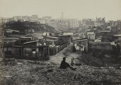 Instant&aacute;nea de Par&iacute;s tomada por Charles Marville desde la calle Champlain, 1877-1878.  