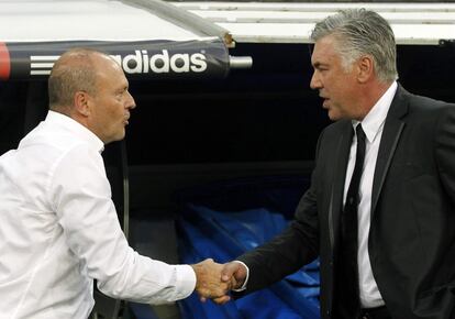 Ancelotti saluda al técnico del Betis, Pepe Mel.