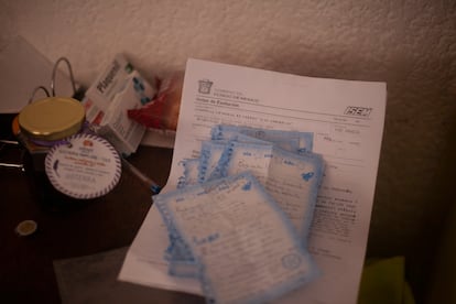 El montón de cartas que Daniel Rodríguez conserva en el aislamiento en casa.