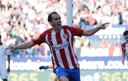 El defensa uruguayo del Atlético de Madrid Diego Godín celebra su gol marcado al Sevilla durante el partido correspondiente a la vigésimo octava jornada de LaLiga Santander disputado en el estadio Vicente Calderón.