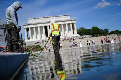 El Servicio de Parques Nacionales está trabajando para eliminar las algas del estanque reflectante del Lincoln Memorial.
