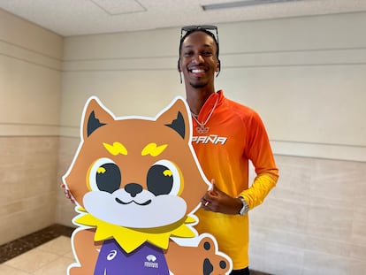 Jordan Díaz, con la mascota del Mundial, en Tokio.