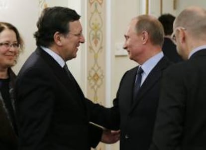 El presidente ruso Vladímir Putin (dcha) con el presidente de la Comisión Europea, José Manuel Durao Barroso (izda), el pasado jueves en Moscú.