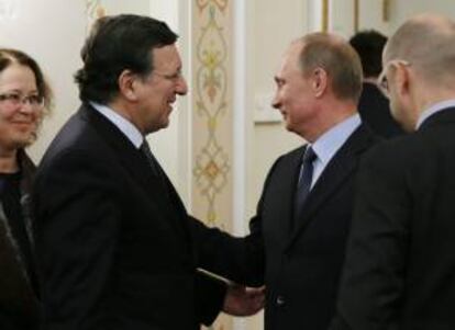 El presidente ruso Vladímir Putin (dcha) con el presidente de la Comisión Europea, José Manuel Durao Barroso (izda), el pasado jueves en Moscú.