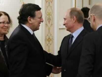 El presidente ruso Vladímir Putin (dcha) con el presidente de la Comisión Europea, José Manuel Durao Barroso (izda), el pasado jueves en Moscú.