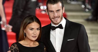 Gareth Bale y su novia Emma Rhys-Jones, en el estreno de Spectre.