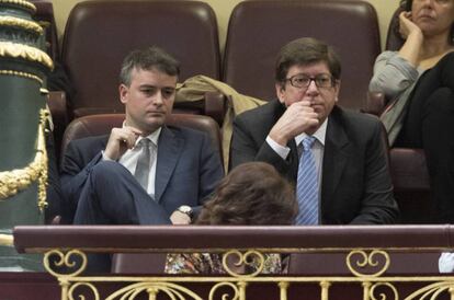 Iván Redondo (izquierda), nuevo director de Gabinete de Pedro Sánchez en La Moncloa, con el dirigente socialista Paco Salazar, durante el debate de la moción de censura.