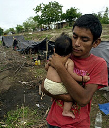 Campesino de Nicaragua, con su hijo, en una marcha contra el paro.