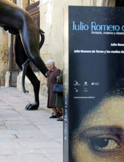 Una vecina de Córdoba, ayer, junto a la escultura dañada de la exposición sobre Romero de Torres.