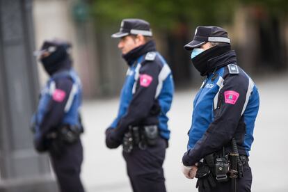 Tres agentes de la Policía Municipal, frente a la Real Casa de Correos, sede de la Comunidad de Madrid.