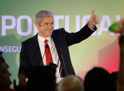 El socialista José Sócrates saluda a sus partidarios tras la victoria electoral.