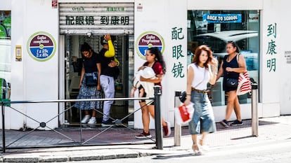 Varias personas frente a un comercio en Madrid, en agosto.