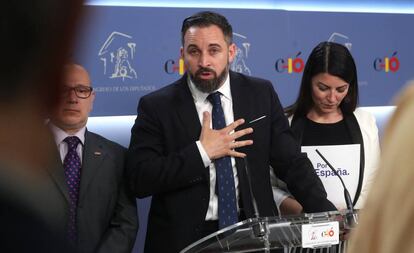 El presidente de Vox, Santiago Abascal, junto a Francisco José Alcaraz y Macarena Olona.