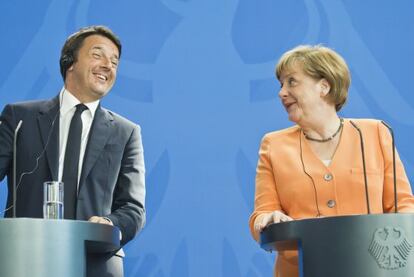 Los líderes de Italia, Matteo Renzi, y de Alemania, Angela Merkel, en la rueda de prensa tras su encuentro en Berlín el 1 de julio.