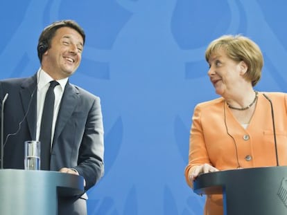 Los líderes de Italia, Matteo Renzi, y de Alemania, Angela Merkel, en la rueda de prensa tras su encuentro en Berlín el 1 de julio.