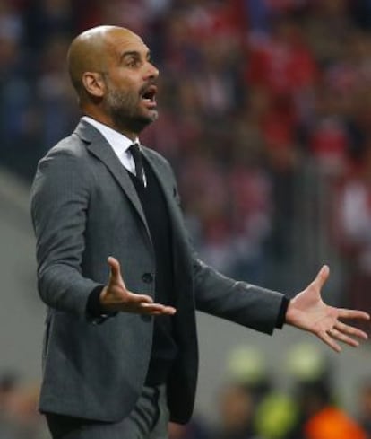 Guardiola da órdenes en el partido ante el Oporto.