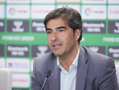 Angel Haro, el presidente del Betis, durante la presentación de Luiz Henrique como nuevo jugador del Betis.