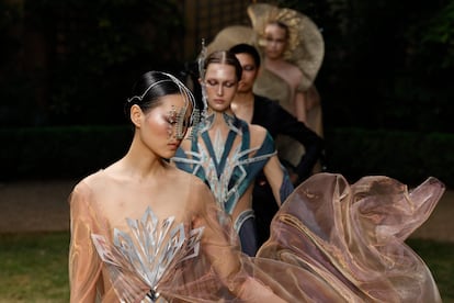 La diseñadora holandesa Iris van Herpen ha presentado en París una colección que parecía una fantasía subacuática.