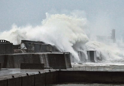 <b>El oleaje destrozó varios tramos del muro de hormigón</b> que protege el puerto pesquero y deportivo de la localidad vizcaína de Bermeo durante la madrugada del día 2. Una de las partes del espigón que se vino abajo por la fuerza del mar, dejó desprotegidas varias lonjas, donde los pescadores guardan sus aparejos, que se vieron completamente anegadas. Bermeo es uno de los municipios de Bizkaia más afectados por el temporal.