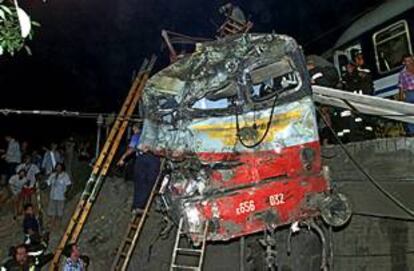 Los equipos de rescate examinan los restos de la locomotora del tren.