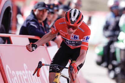 Vingegaard festeja el triunfo de etapa y de la Vuelta.