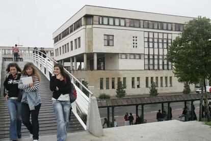 Alumnos en una de las zonas de acceso entre edificios del campus de la UPV de Leioa, en Vizcaya.