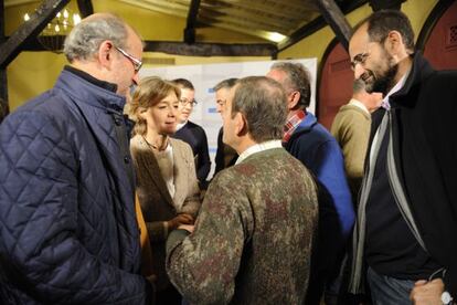 La ministra García Tejerina departe con varios agricultores alaveses, este lunes en Vitoria.