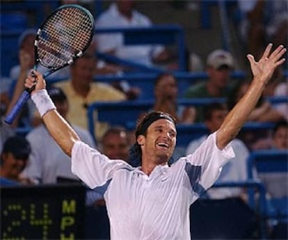 Carles Moyà exhibe su alegría tras anotarse el último punto frente al australiano Lleyton Hewitt en la final del torneo de Cincinnati.