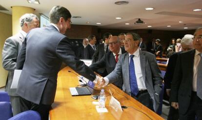 El presidente de Bankia, José Ignacio Goirigolzarri, saluda al expresidente de Kutxabank, Mario Fernández.