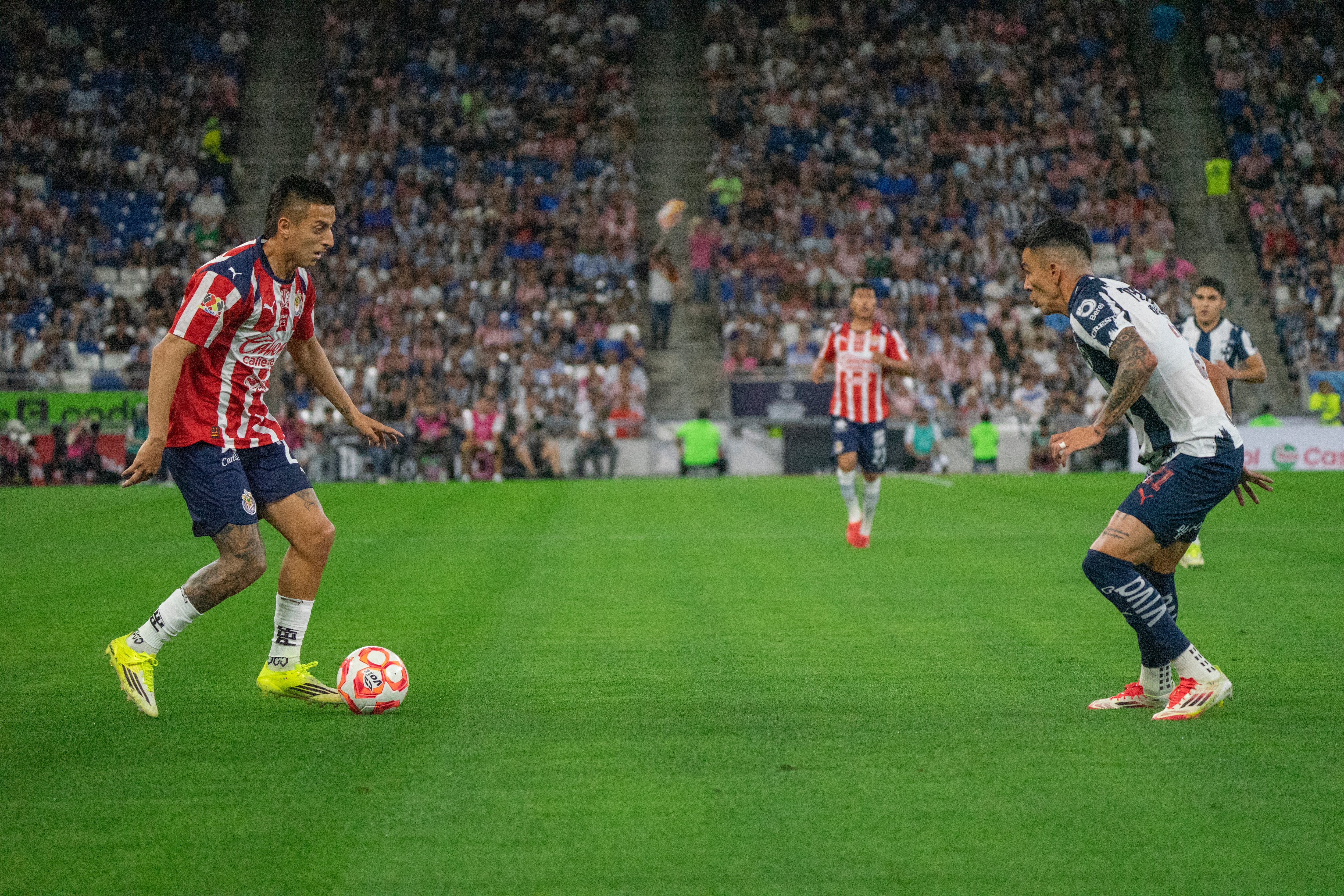 Roberto Alvarado se enfrenta a Luis Reyes durante un partido entre las Chivas y el Monterrey.