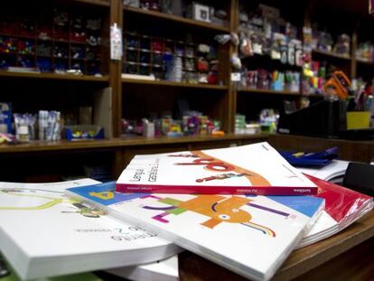 Libros de texto y material escolar en una librer&iacute;a de Santiago.