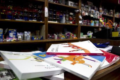 Libros de texto y material escolar en una librer&iacute;a de Santiago.