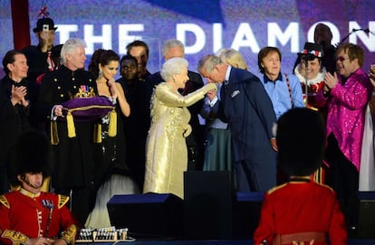 El príncipe Carlos besa a su madre sobre el escenario.