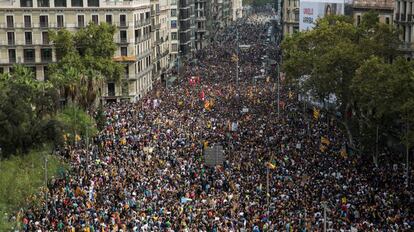 Multidão protesta na Plaza Universidad de Barcelona nesta terça-feira