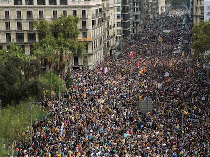 Multidão protesta na Plaza Universidad de Barcelona nesta terça-feira