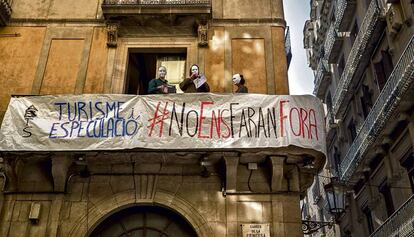 Protesta de vecinos contra los pisos tur&iacute;sticos ilegales.