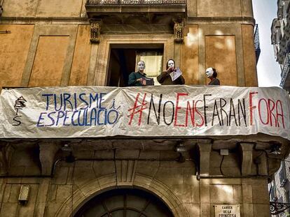 Protesta de vecinos contra los pisos tur&iacute;sticos ilegales.