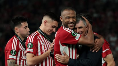 Mendilibar recibe el abrazo de El Kaabi, el autor del gol del triunfo de Olympiacos ante la Fiorentina en la final de la Conference.