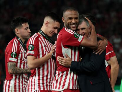 Mendilibar recibe el abrazo de El Kaabi, el autor del gol del triunfo de Olympiacos ante la Fiorentina en la final de la Conference.