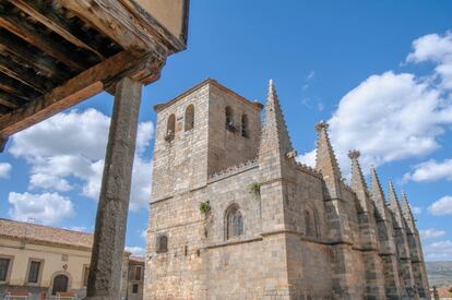 Bonilla de la Sierra is a small town located in the Corneja valley. While today it is home to just 120 residents, for centuries it was a vacation spot for kings and bishops. Pictured above is the church of San Martín de Tours, which was built in the 15th century.