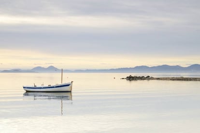 El Mar menor, en Murcia, cuyas encañizadas trazan una ruta de agua y aves.