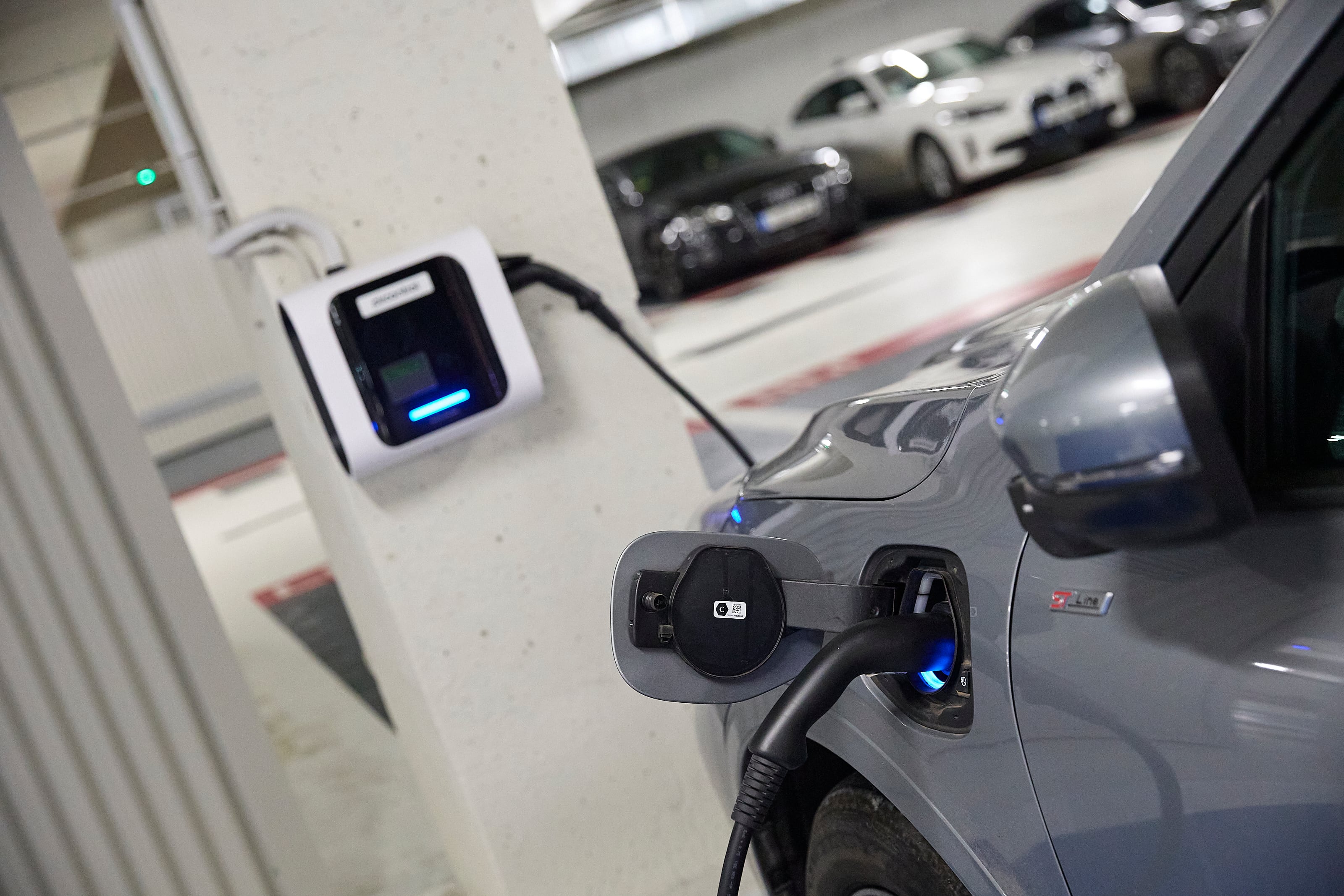 Los concesionarios advierten de un parón de pedidos por la incertidumbre en las ayudas del Gobierno al coche eléctrico